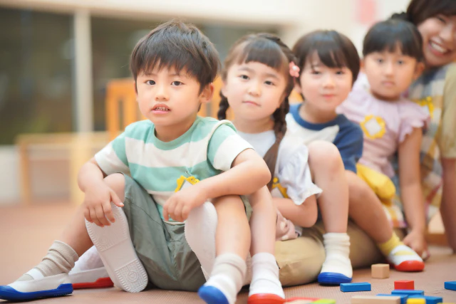 並んで座る園児