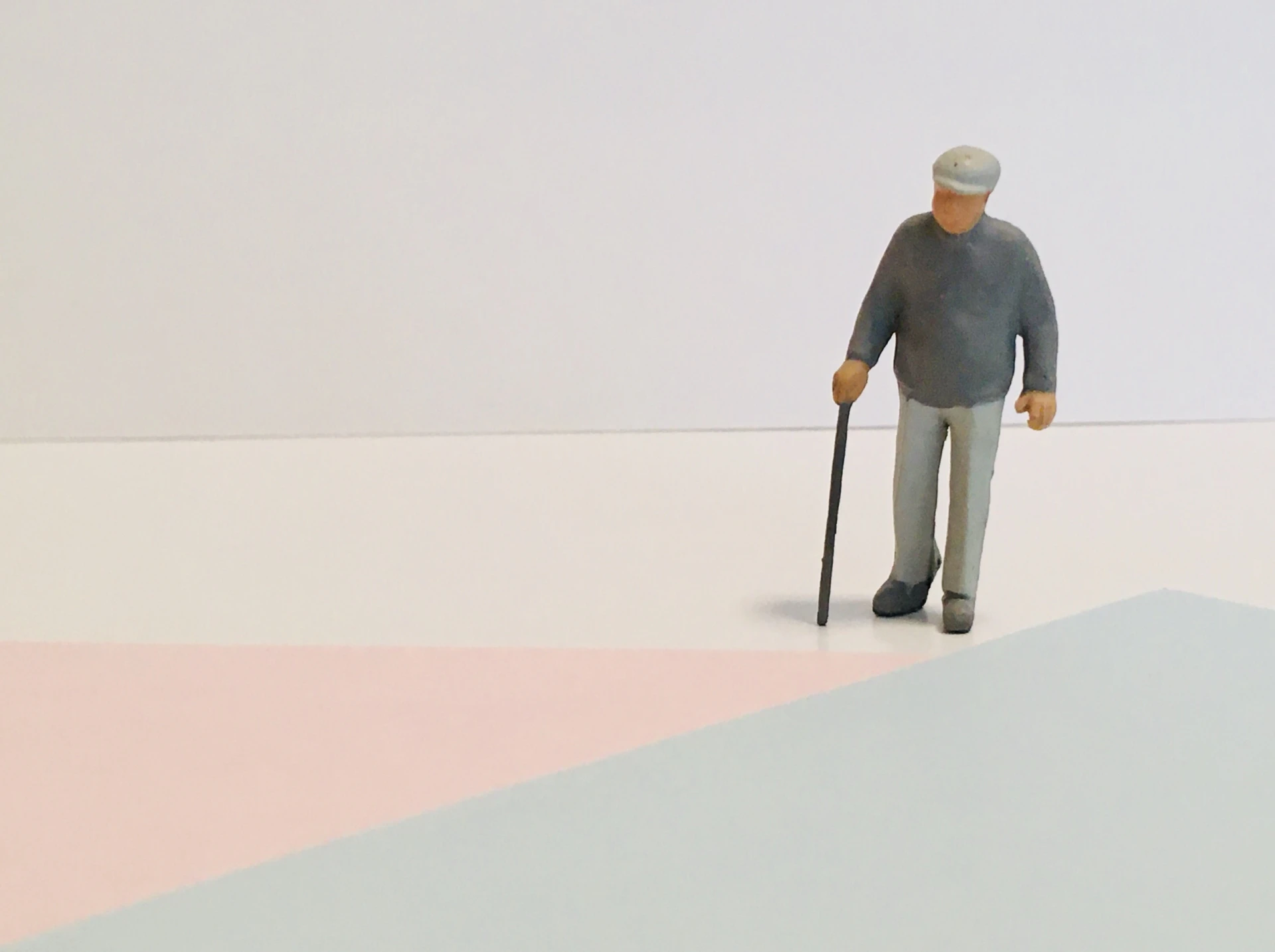 杖をつくお年寄り