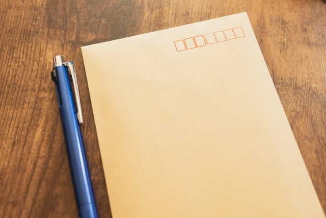 ボールペンと茶封筒