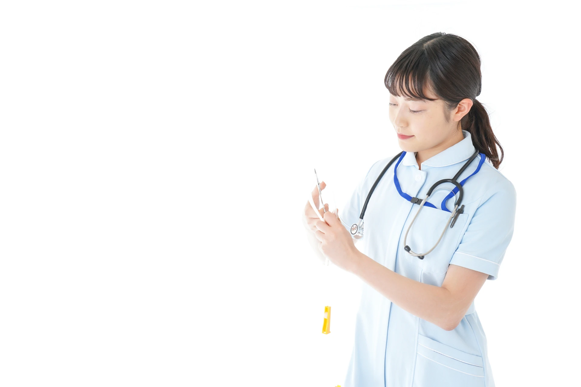 バルーンカテーテルの様子を確認する女性看護師