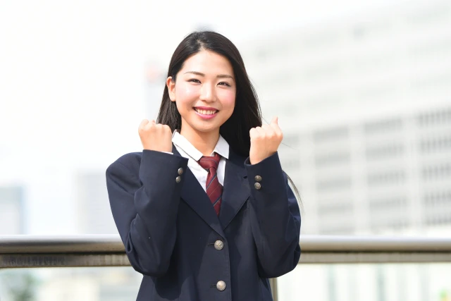 ガッツポーズの学生