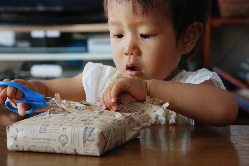 ハサミを使っている子ども