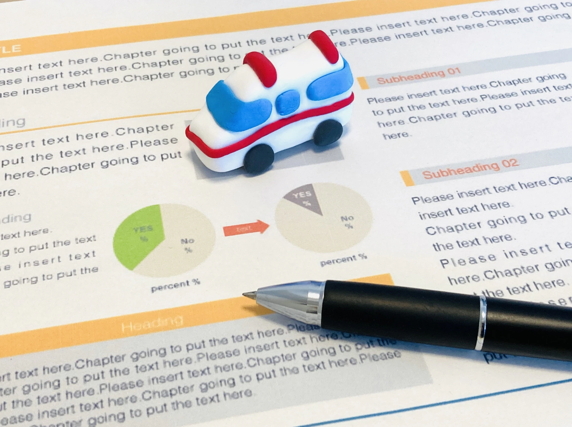 筆記具と救急車のおもちゃ