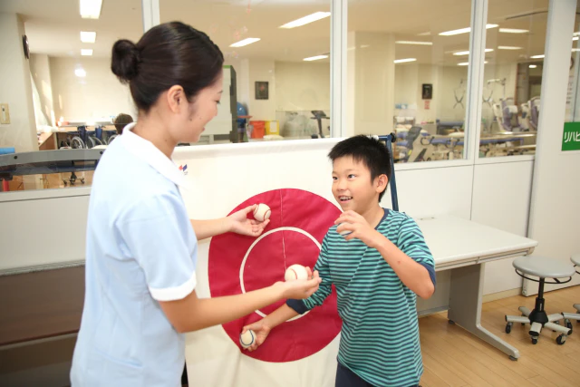 子どもとリハビリテーションを行っている