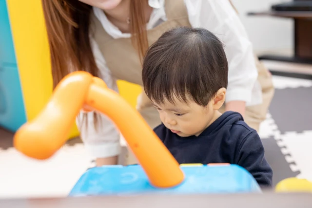 保育士と子ども