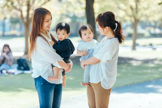 子供を抱くお母さん