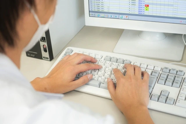 パソコンを打つ看護師