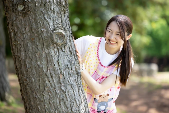 公園で遊ぶ保育士さん