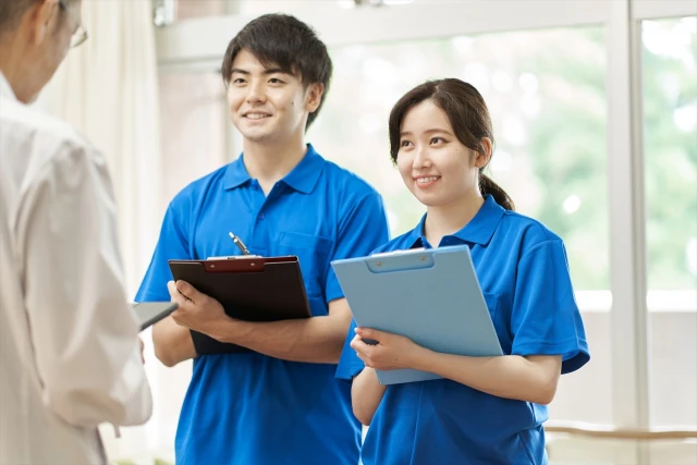 医師から話を聞く男女のスタッフ