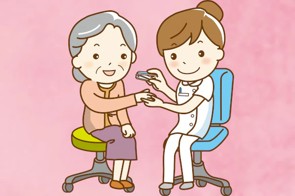 看護師が患者さんの爪切りをしている