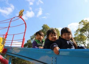 滑り台で仲良く遊ぶ子ども達