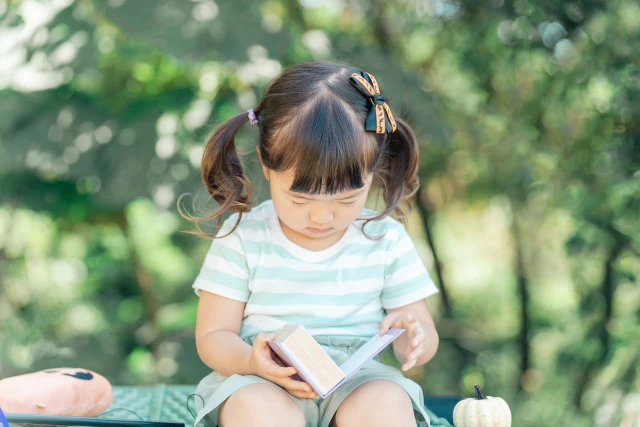 本を読む女の子