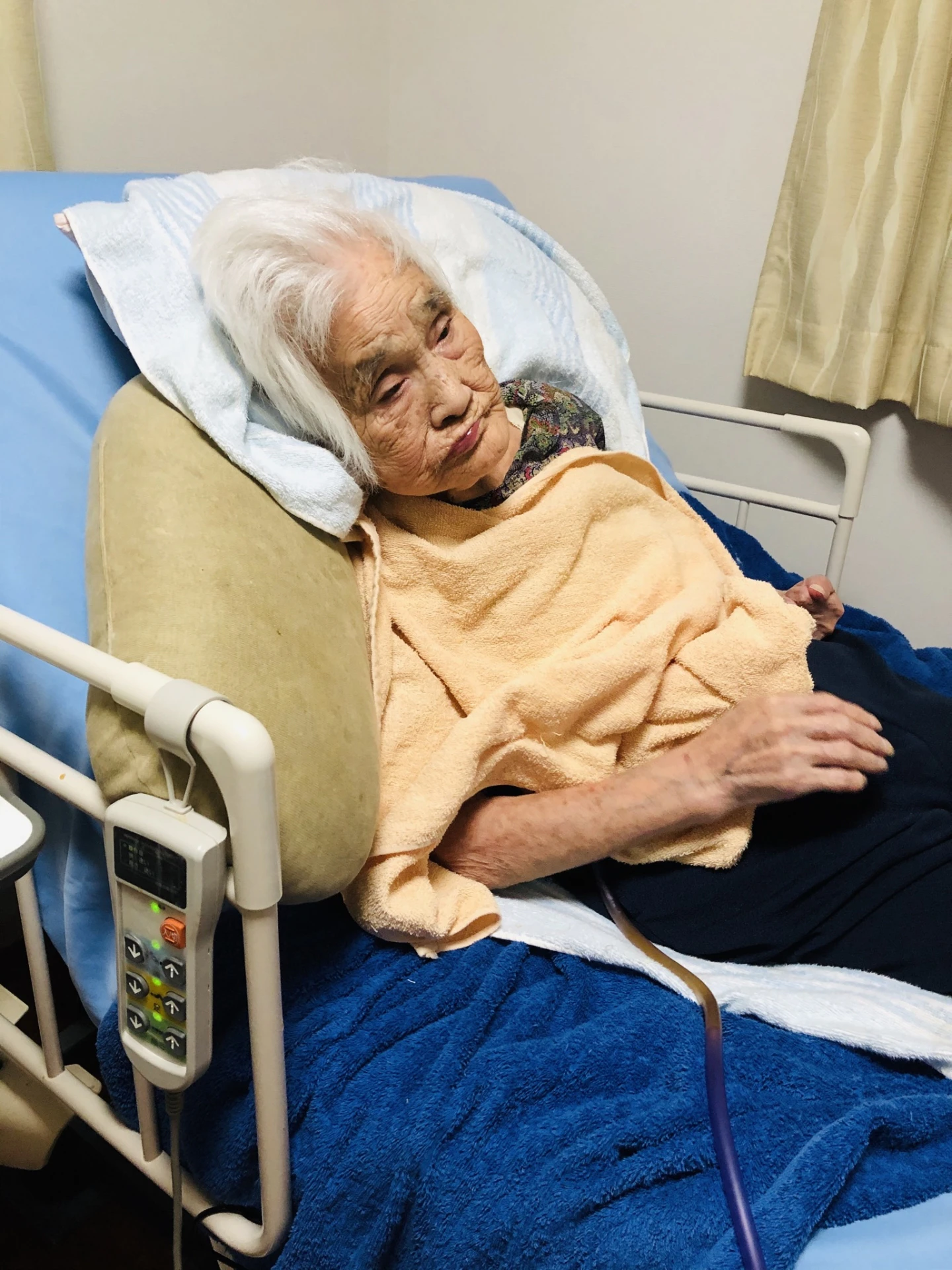 バルーンカテーテルを挿入している女性利用者