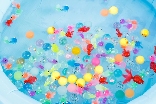 水に浮かぶおもちゃ