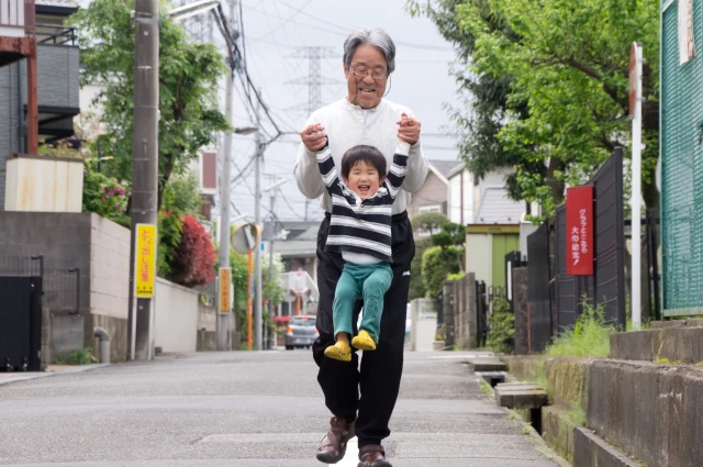 子どもと遊ぶおじいさん