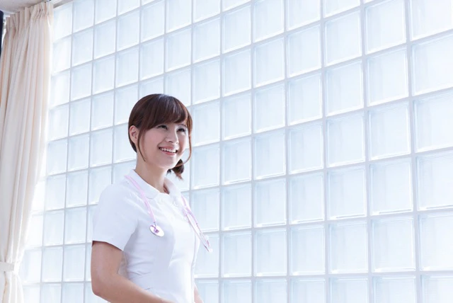 微笑んでいる看護師