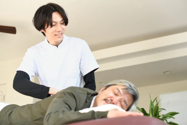 男性に施術するスタッフさん