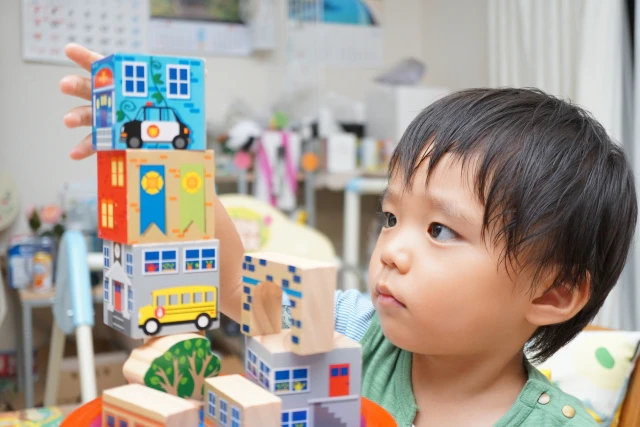 真剣に積み木で遊ぶ男の子