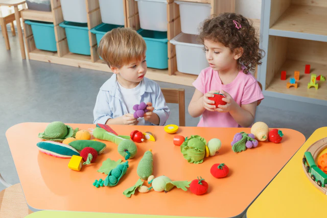 おもちゃで遊ぶ子供たち