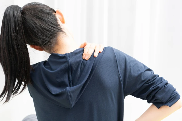 肩こりに悩む女性