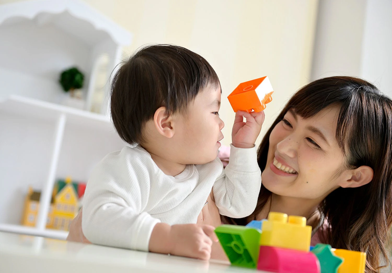 ブロックで遊ぶ男の子