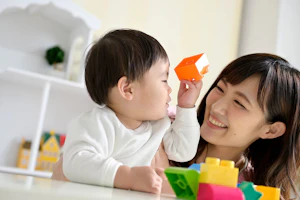 ブロックで遊ぶ男の子