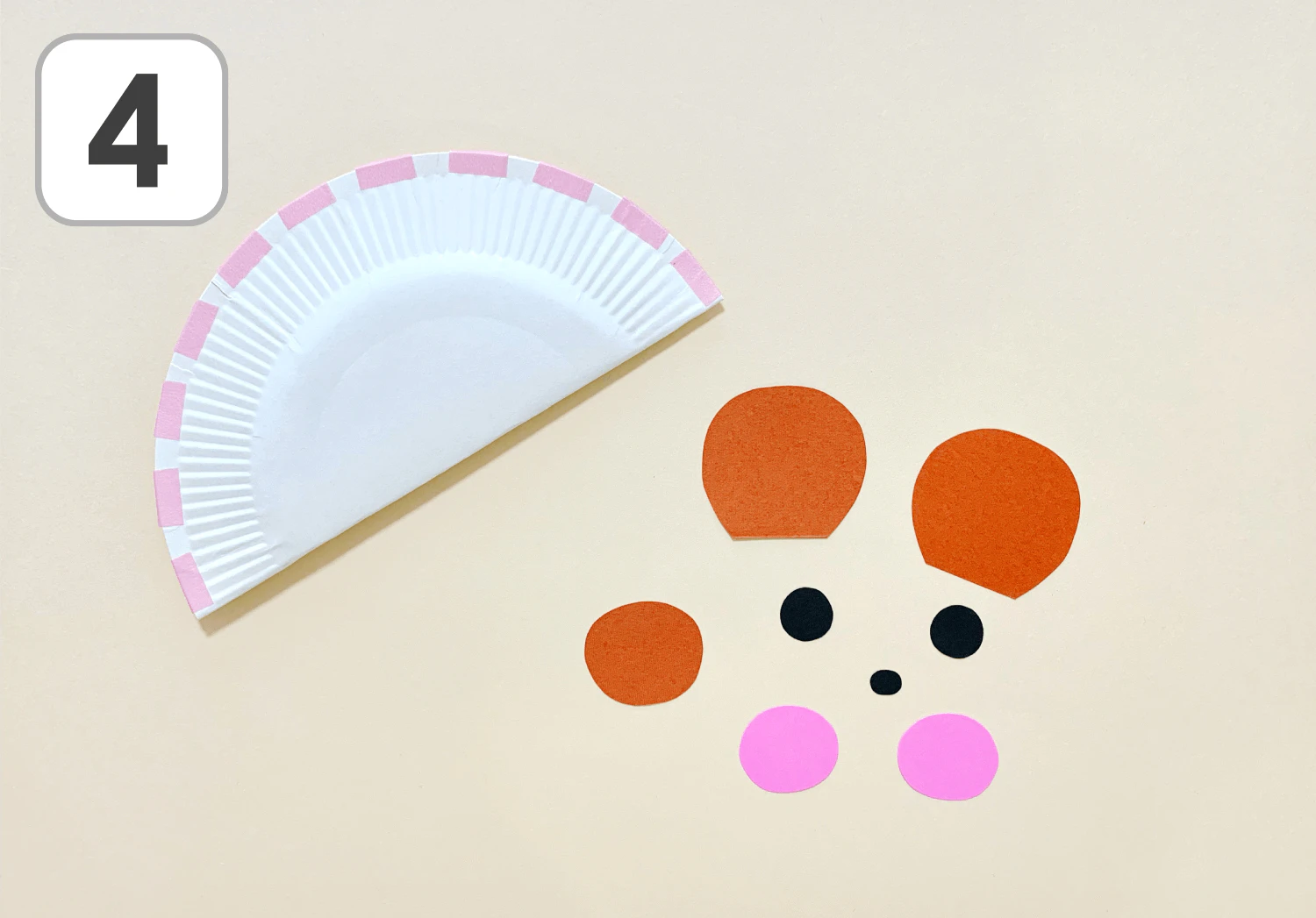 くまさんの紙皿タンバリンの製作手順4