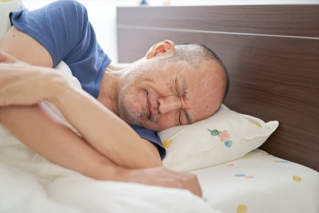 横になっている男性