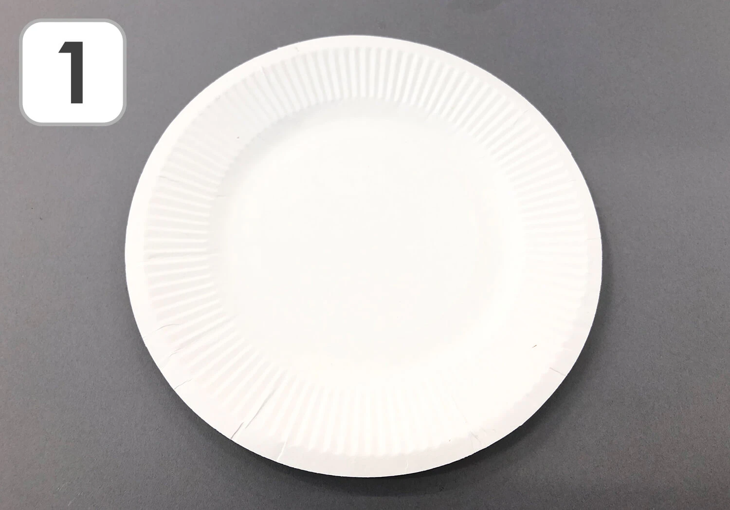 紙皿を使ったクラゲの製作手順1