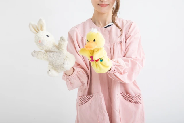 人形を使って室内遊びの様子