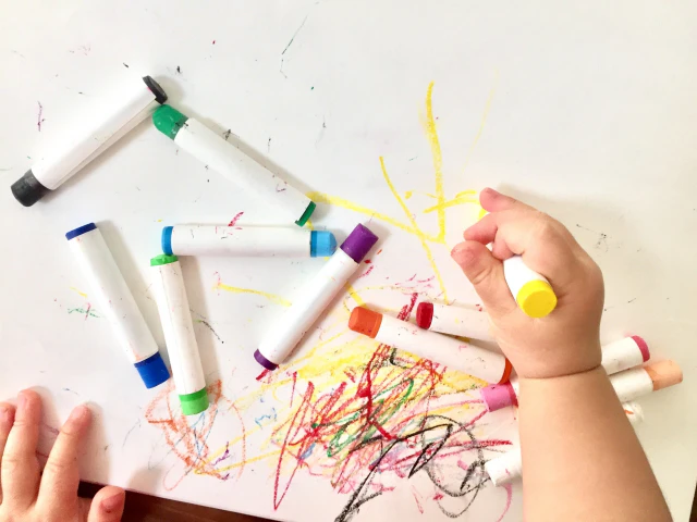 子どもが絵を描いている