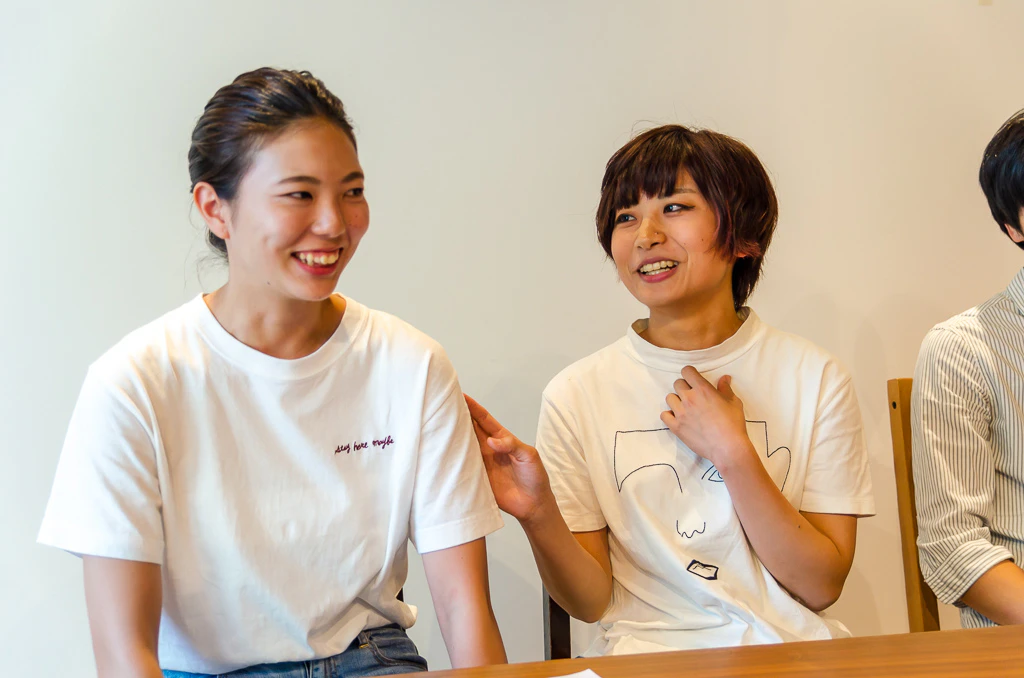 笑顔で語る井上さんと神さん