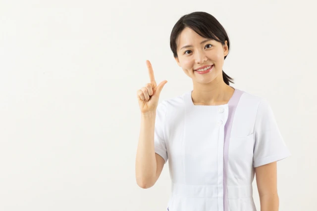 上を指さすスタッフ