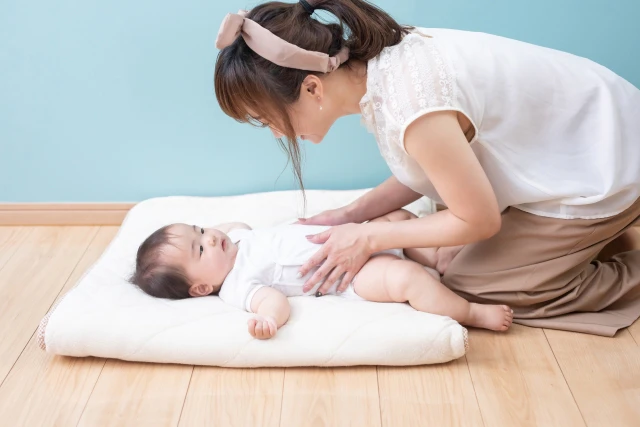 赤ちゃんを寝かしつける女性