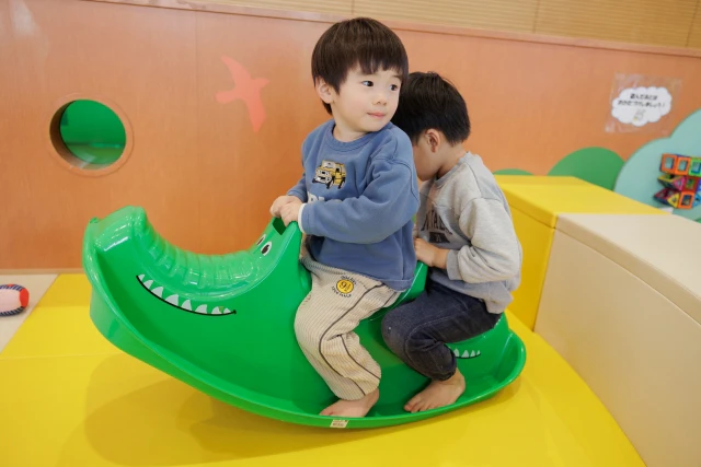 室内で遊ぶ2人の男児