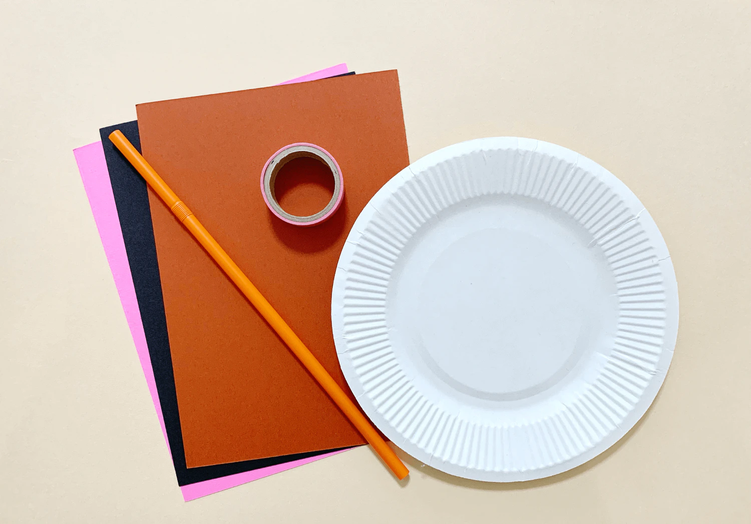 くまさんの紙皿タンバリンの準備物