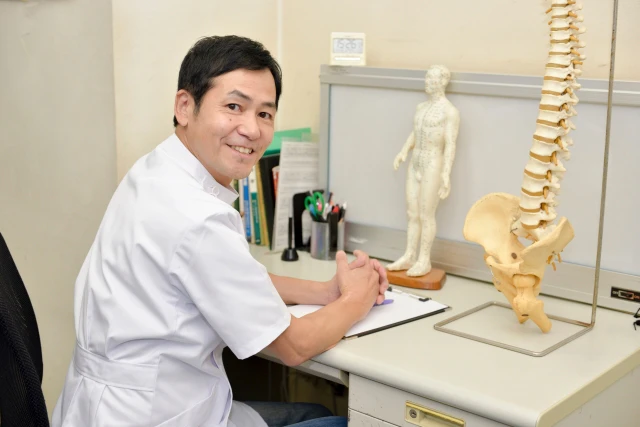 笑顔を見せるお医者さん
