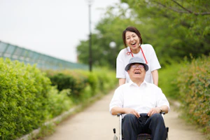 笑顔で患者さんと話す作業療法士