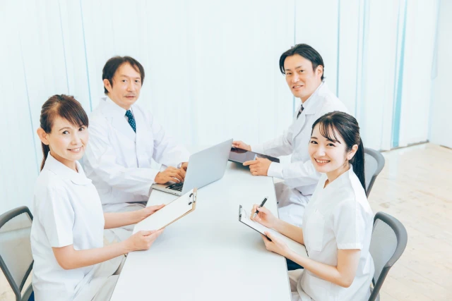 医師たちの笑顔の写真