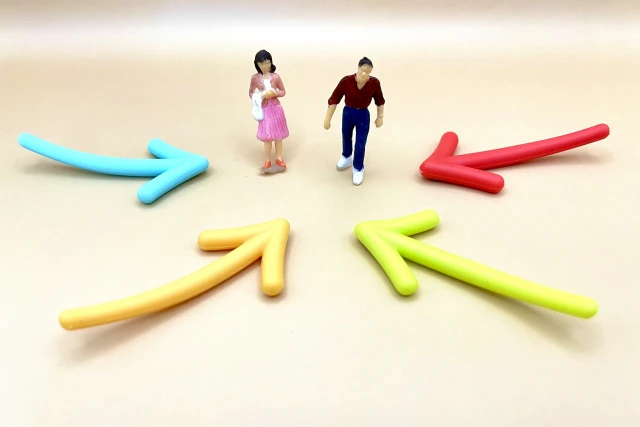 人形に向く矢印