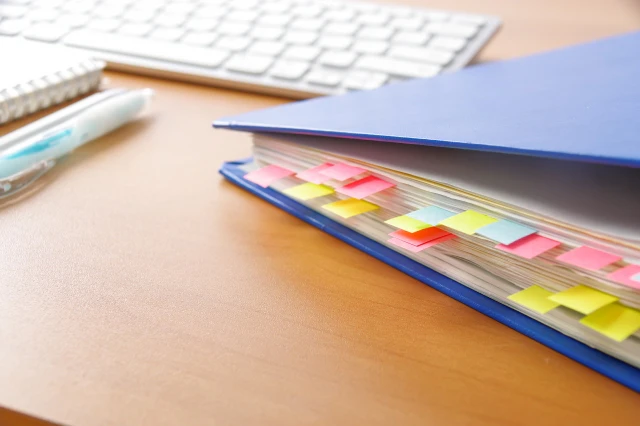 スケジュール表とキーボードと文房具