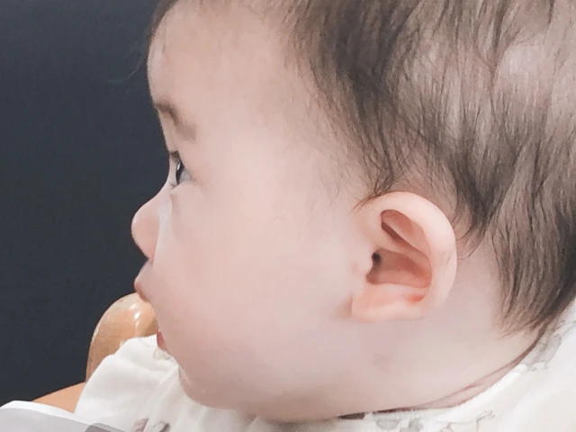 赤ちゃんの横顔