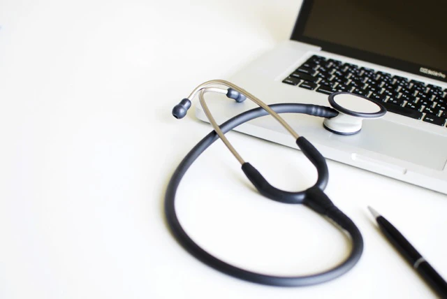 ノートパソコンと聴診器