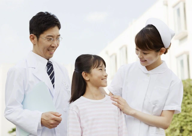 医師と看護師と患者さん（子供）