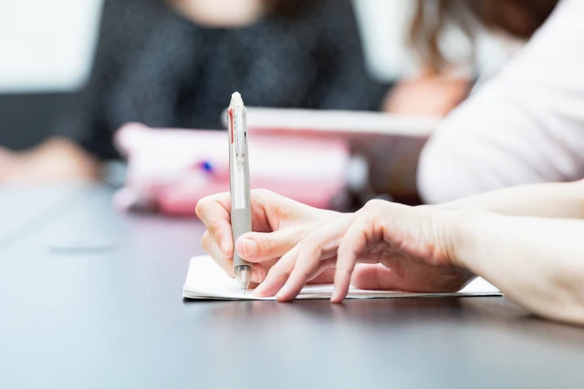 文字を書く保育士さん