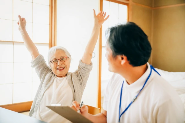 女性と理学療法士