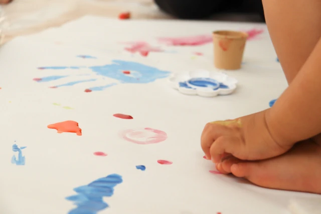 フィンガーペインティングの様子