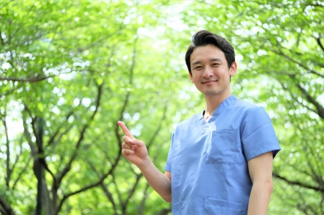 微笑む男性スタッフ