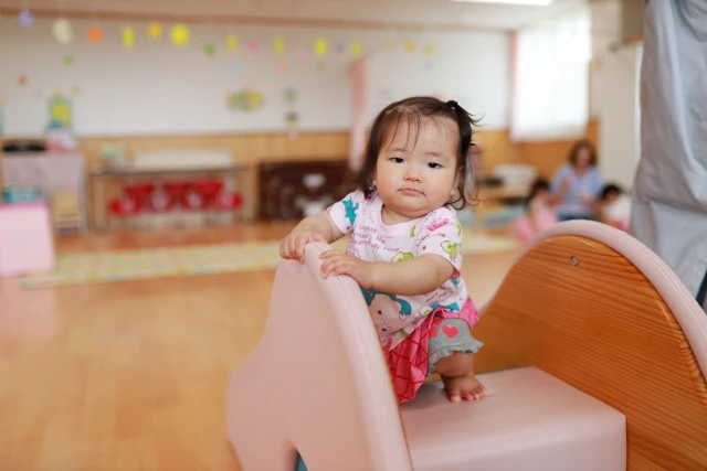 階段の遊具で遊ぶ幼児