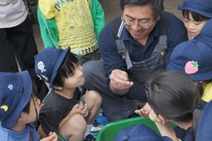 もみ取を体験する子どもたち
